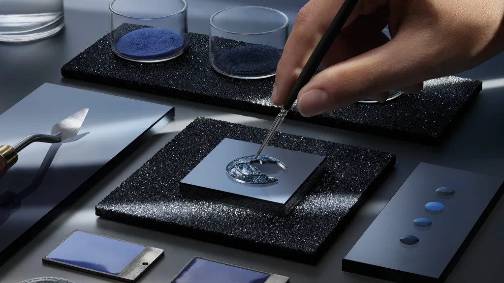 ช่างลงยา Grisaille Enamel บนหน้าปัด Jaeger-LeCoultre