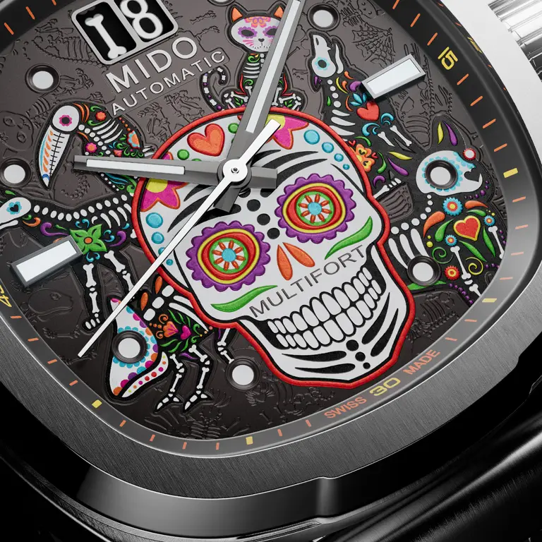 หน้าปัด Mido Multifort TV Big Date Día de los Muertos ระยะใกล้ ภาพระยะใกล้หน้าปัด Mido Multifort TV Big Date ลายหัวกะโหลกและ Alebrijes