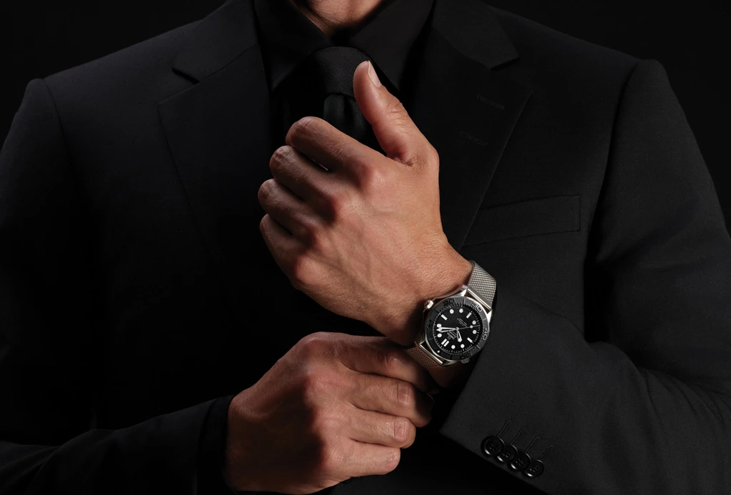 OMEGA Seamaster Diver 300M James Bond and Spectre Collection ความพิเศษจากคู่ปรับตลอดกาล OMEGA Seamaster Diver 300M Spectre หน้าปัดสีดำขอบเซรามิก