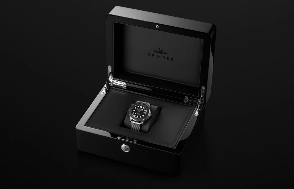 OMEGA Seamaster Diver 300M James Bond and Spectre Collection ความพิเศษจากคู่ปรับตลอดกาล OMEGA Seamaster Diver 300M Spectre หน้าปัดสีดำขอบเซรามิก