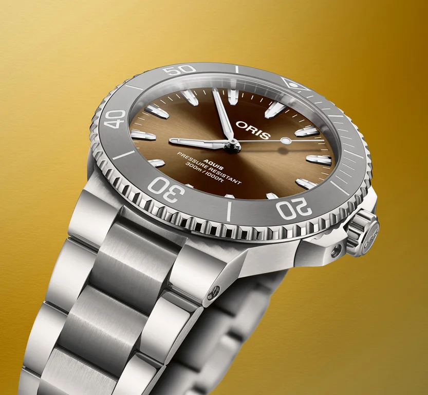 ORIS Bangkok Limited Edition สะท้อนความงามกรุงเทพฯ เพียง 50 เรือน ORIS Aquis Bangkok Limited Edition ตัวเรือน 41.5 มม. มุมเอียงโชว์ขอบหน้าปัดสีเทาเข้ม