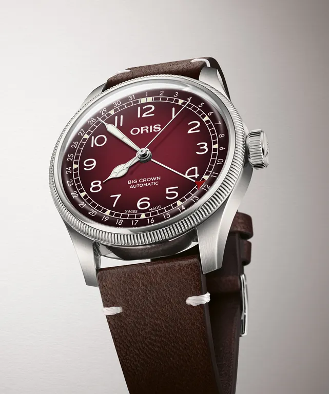 ORIS x Cervo Volante ขยับไซส์เปลี่ยนสีหน้าปัดใหม่ ORIS x Cervo Volante 2026 หน้าปัดสีแดงเบอร์กันดี