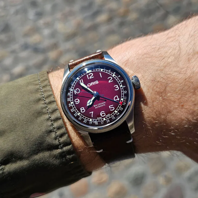 ORIS x Cervo Volante ขยับไซส์เปลี่ยนสีหน้าปัดใหม่ นาฬิกา ORIS Big Crown หน้าปัดเบอร์กันดี บนข้อมือ