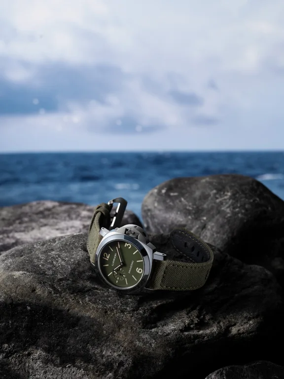 Panerai Luminor PAM01710, PAM01711 และ PAM01714 ขยับไซส์สู่ตัวเรือน 42 มม. Panerai Luminor PAM01711 หน้าปัดสีเขียว Luminor 42mm