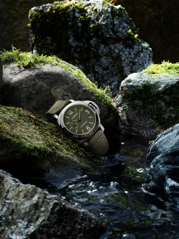 Panerai Luminor PAM01710, PAM01711 และ PAM01714 ขยับไซส์สู่ตัวเรือน 42 มม. Panerai Luminor PAM01711 หน้าปัดสีเขียว Luminor 42mm