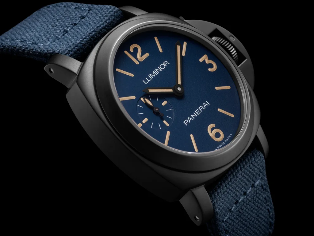 Panerai Luminor PAM01710, PAM01711 และ PAM01714 ขยับไซส์สู่ตัวเรือน 42 มม. Panerai Luminor PAM01714 ตัวเรือน DLC หน้าปัดสีน้ำเงิน