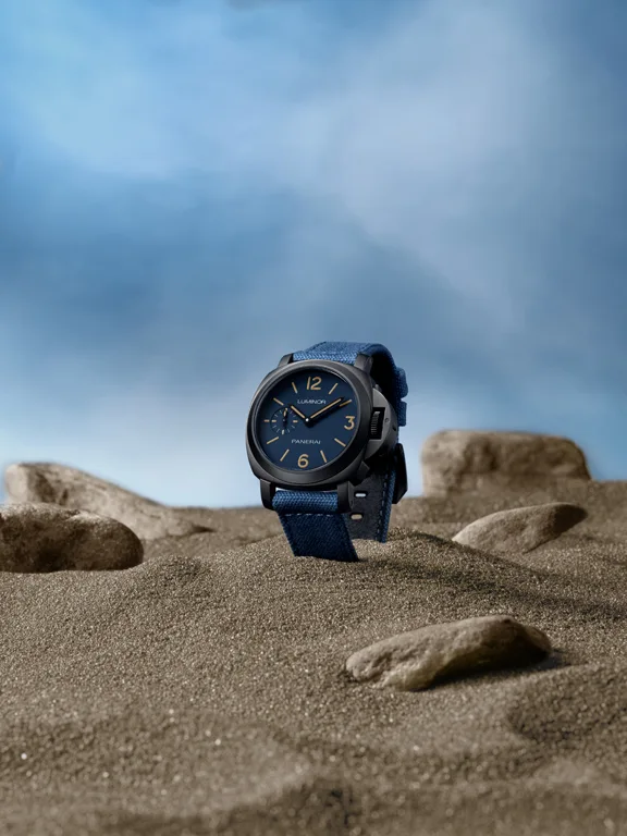 Panerai Luminor PAM01710, PAM01711 และ PAM01714 ขยับไซส์สู่ตัวเรือน 42 มม. Panerai Luminor PAM01714 ตัวเรือน DLC หน้าปัดสีน้ำเงิน Luminor 42mm