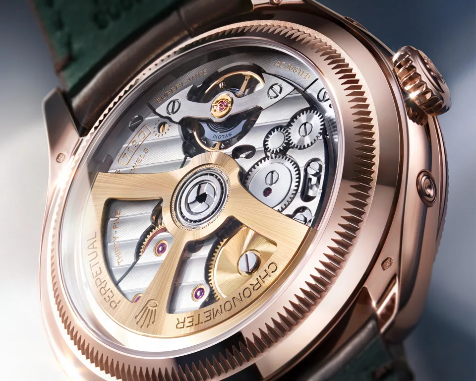 กลไก Rolex Calibre 7190 ผ่านฝาหลังแซฟไฟร์ โรเตอร์ทองคำ