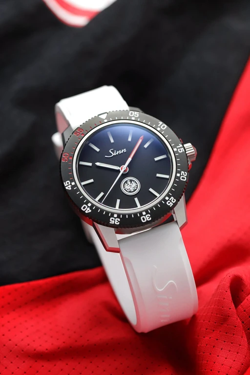Sinn 105 Eintracht เพียง 500 เรือนเพื่อแฟนพันธุ์แท้ Sinn 105 Eintracht สายซิลิโคนสีขาว บนเสื้อสโมสร Eintracht Frankfurt
