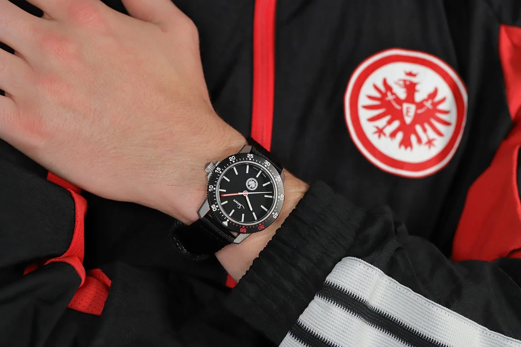 Sinn 105 Eintracht เพียง 500 เรือนเพื่อแฟนพันธุ์แท้ Sinn 105 Eintracht บนข้อมือกับเสื้อ Eintracht Frankfurt