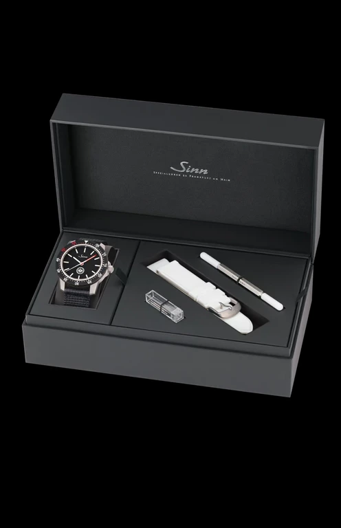 Sinn 105 Eintracht เพียง 500 เรือนเพื่อแฟนพันธุ์แท้ กล่อง Sinn 105 Eintracht พร้อมสายซิลิโคนสีขาวและเครื่องมือเปลี่ยนสาย