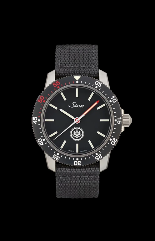 Sinn 105 Eintracht เพียง 500 เรือนเพื่อแฟนพันธุ์แท้ Sinn 105 Eintracht หน้าปัดสีดำ สายผ้าสีดำ