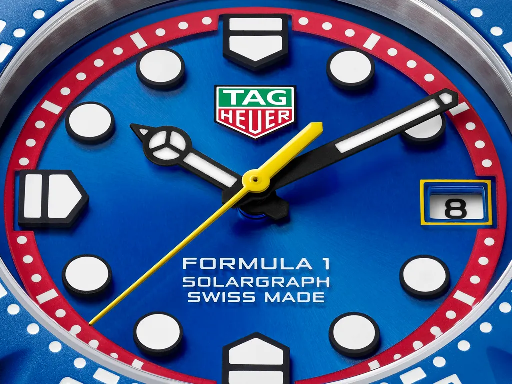 TAG Heuer Formula 1 Solargraph x Oracle Red Bull Racing ฉลองครบ 10 ปีแห่งความร่วมมือ หน้าปัดน้ำเงินซันเรย์ เข็มวินาทีสีเหลือง ขอบสีแดง