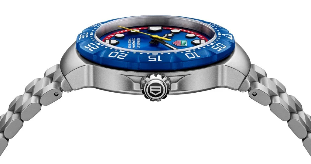 TAG Heuer Formula 1 Solargraph x Oracle Red Bull Racing ฉลองครบ 10 ปีแห่งความร่วมมือ ด้านข้างตัวเรือน TAG Heuer x Red Bull