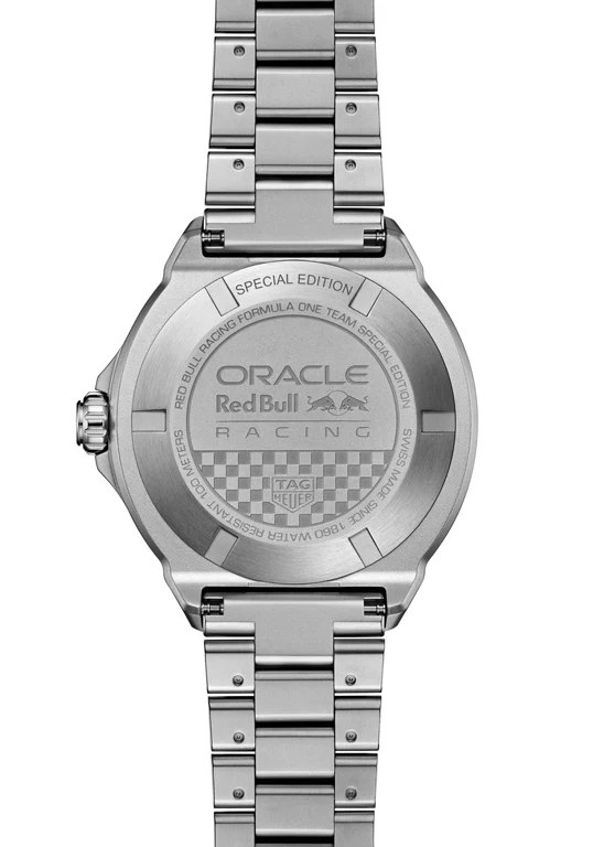 TAG Heuer Formula 1 Solargraph x Oracle Red Bull Racing ฉลองครบ 10 ปีแห่งความร่วมมือ ฝาหลังโลโก้ Oracle Red Bull Racing ลายธงตราหมากรุก