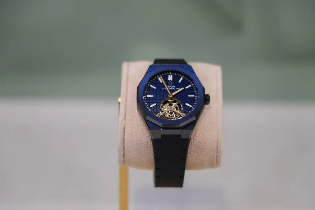 TITONI The LUXE Tourbillon หน้าปัดสีน้ำเงิน ตัวเรือนไฮเทคเซรามิก ราคา 489,000 บาท