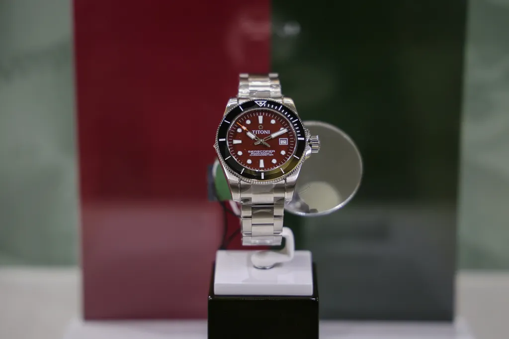 TITONI Seascoper 300 The 38th หน้าปัดสีเบอร์กันดี ลิมิเต็ด 38 เรือน ราคา 63,800 บาท
